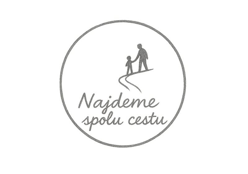 Kruh s jednoduchou šedou ikonou dospělé osoby vedoucí za ruku dítě po cestičce a textem „Najdeme spolu cestu