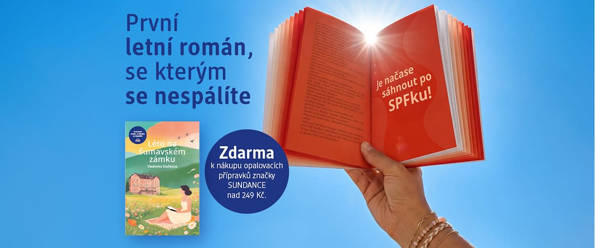 Ruka držící rozloženou knihu na slunci s malou obálkou knihy v levém rohu