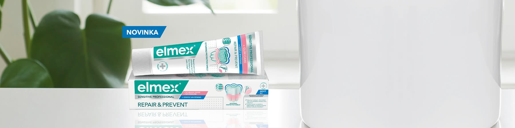 Tubička a krabička zubní pasty Elmex Sensitive Professional Repair & Prevent na světlém pozadí