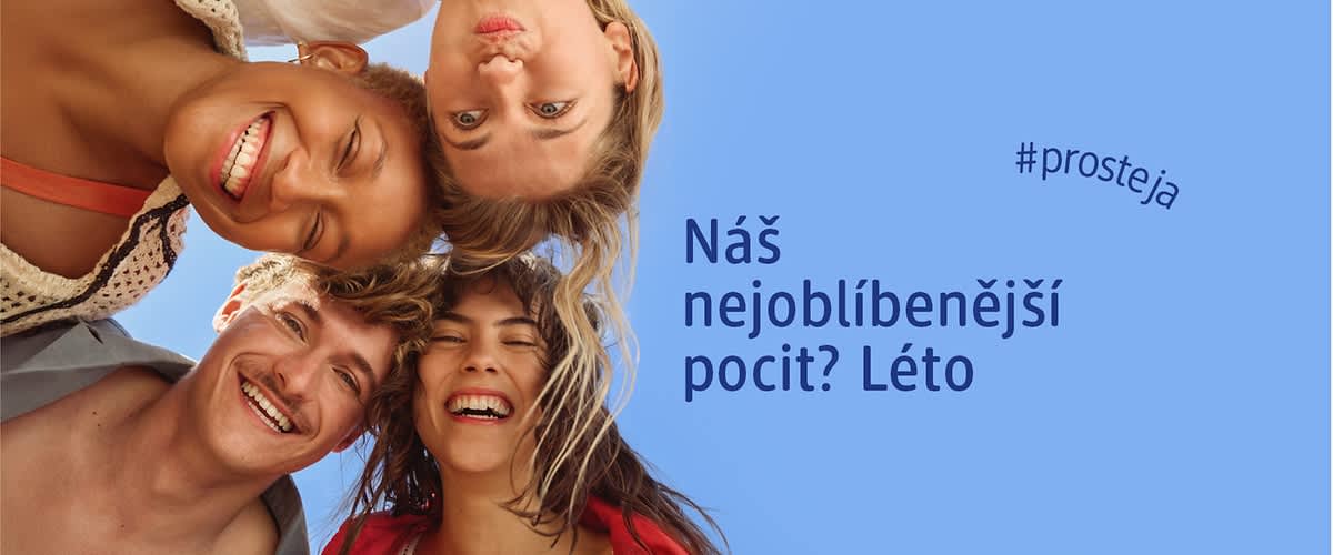 Fotografie tří lidí pohledem zdola na modré obloze s textem Náš nejoblíbenější pocit? Léto a hashtagem #prosteja