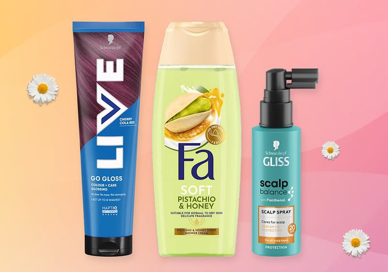 Tři kosmetické produkty na růžovo-oranžovém pozadí s květinami