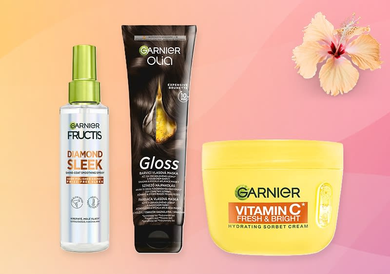Tři kosmetické produkty Garnier na růžovo-oranžovém pozadí s květem hibisku
