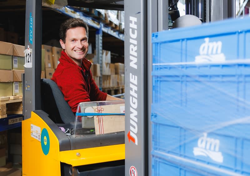 Spolupracovník dm při kompletaci závozu na prodejny