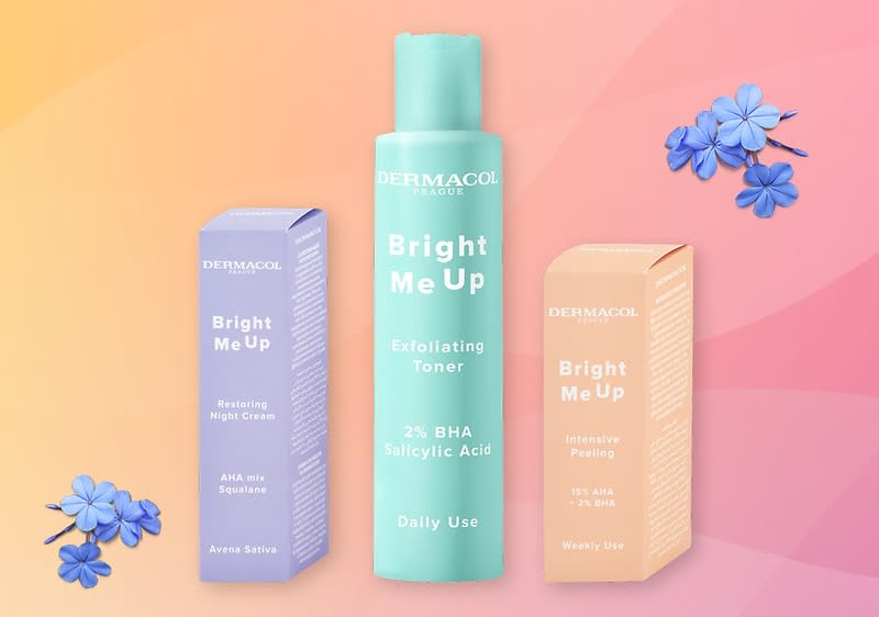 Kosmetické produkty Dermacol Bright Me Up tónovací peeling a noční krém na barevném pozadí s modrými květy