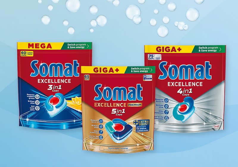 Tři krabice tabletek do myčky Somat Excellence na modrém pozadí s bublinkami