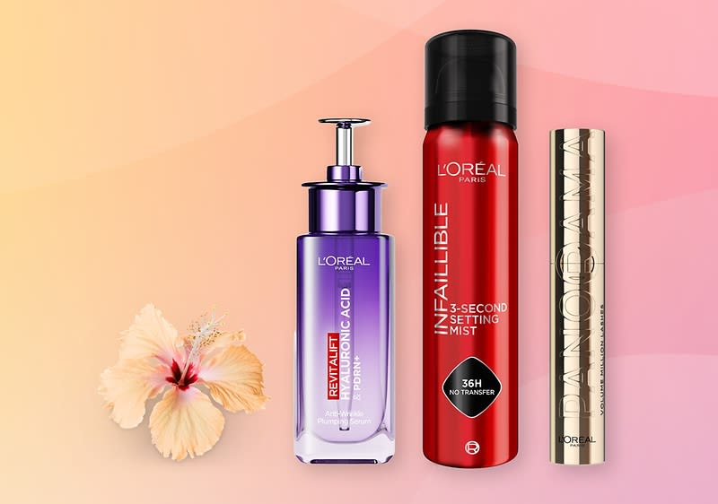 Kosmetické produkty L'Oréal na růžovo-oranžovém pozadí s květem ibišku