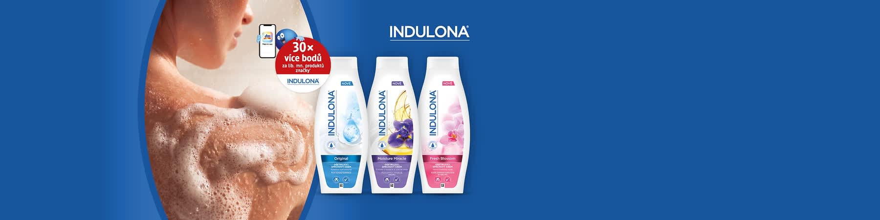 Tři bílé lahve sprchového krému značky Indulona vedle sebe na modrém pozadí; zleva: varianta „Original“ s modrým vodním motivem a nápisem ORIGINAL, uprostřed „Moisture Miracle“ s fialovými květy a zlatým olejovým motivem, vpravo „Fresh Blossom“ s růžovými květy a nápisem FRESH BLOSSOM