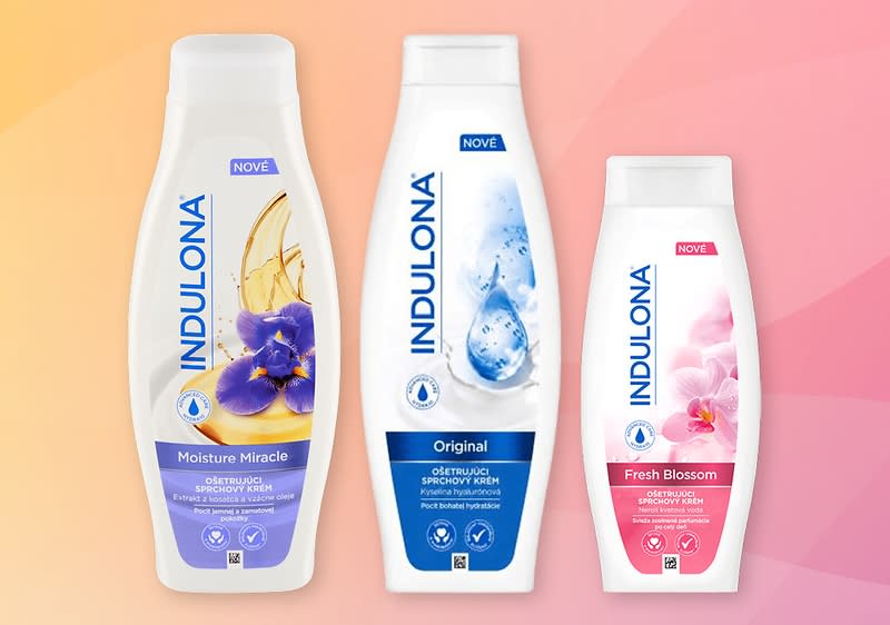 Tři bílé plastové lahve sprchového krému značky INDULONA: vlevo větší s fialovou etiketou a obrázkem fialových květů a nápisem „Moisture Miracle“, uprostřed vysoká s modrou etiketou a kapkou vody a nápisem „Original“, vpravo menší s růžovou etiketou a obrázkem orchideje a nápisem „Fresh Blossom“