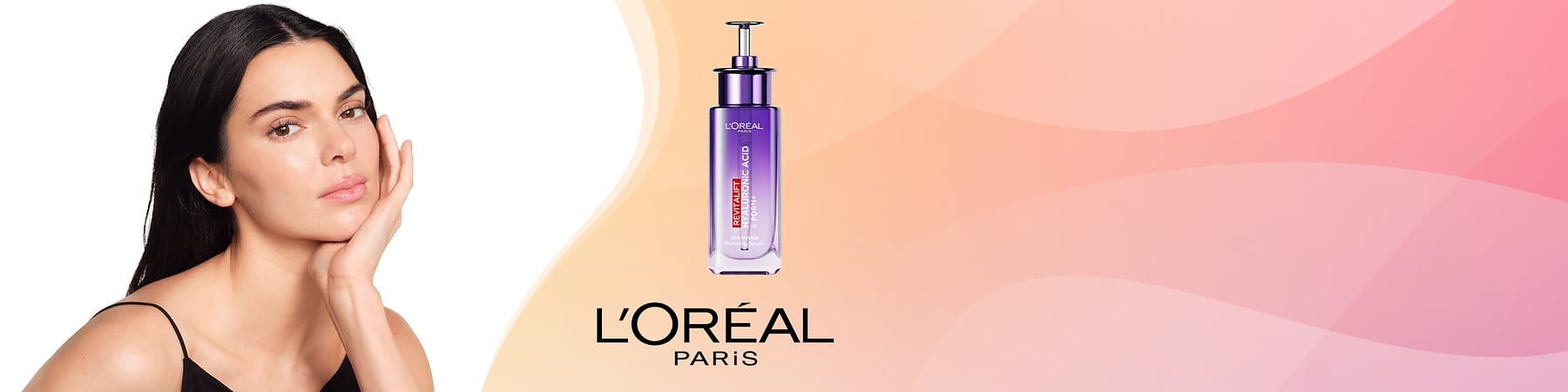 Žena s rukou opřenou o tvář v černém topu vedle fialového dávkovače séra L'Oréal Revitalift Hyaluronic Acid s nápisem „Revitalift“ a logem L'Oréal Paris mezi nimi