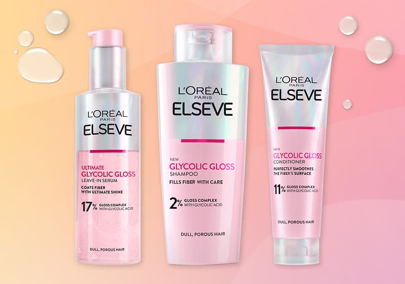 Tři produkty L'Oréal Paris Elseve Glycolic Gloss na pastelovém růžovo-oranžovém pozadí: zleva pumpičkové leave-in sérum „Ultimate Glycolic Gloss 17% gloss complex“, uprostřed šampon „Glycolic Gloss 2%“, vpravo kondicionér „Glycolic Gloss“