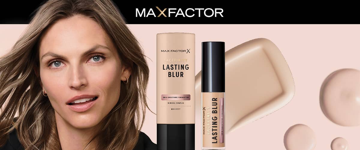Logo značky Max Factor v horní části, vedle: detailní záběr usmívající se dospělé ženy vpravo od středu, vlevo dvě produkty podkladové kosmetiky Max Factor Lasting Blur – béžový tubus s černým víčkem a průhledný kelímek se světle béžovým produktem a černým pumpovacím víčkem, za nimi světle béžové rozmazané pozadí
