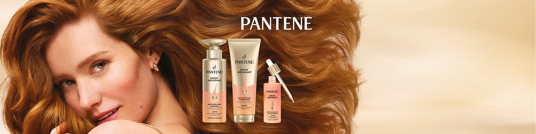 Usmívající se žena s dlouhými vlnitými zrzavými vlasy vlevo a vpravo tři produkty Pantene řady Grow Abundant: pumpičková láhev šamponu, tubička kondicionéru a skleněné sérum s pipetou, nad nimi nápis PANTENE