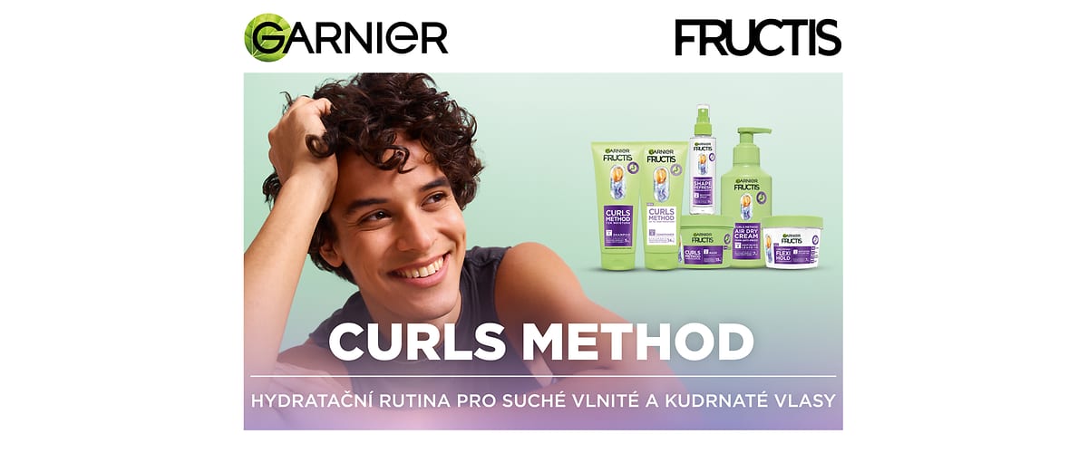 Usmívající se mladý muž s krátkými kudrnatými vlasy opřený o ruku vlevo, vpravo soubor zeleno‑fialových výrobků Garnier Fructis Curls Method tvořený šampónem, kondicionérem, krémem a maskou, nápisy „Curls Method“ a „Hydratační rutina pro suché vlnité a kudrnaté vlasy“