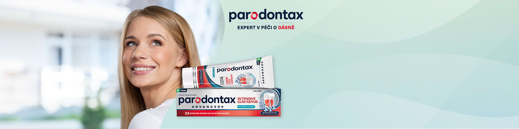 Usměvavá žena nalevo a vpravo tuby zubní pasty Parodontax s logem a textem o péči o dásně