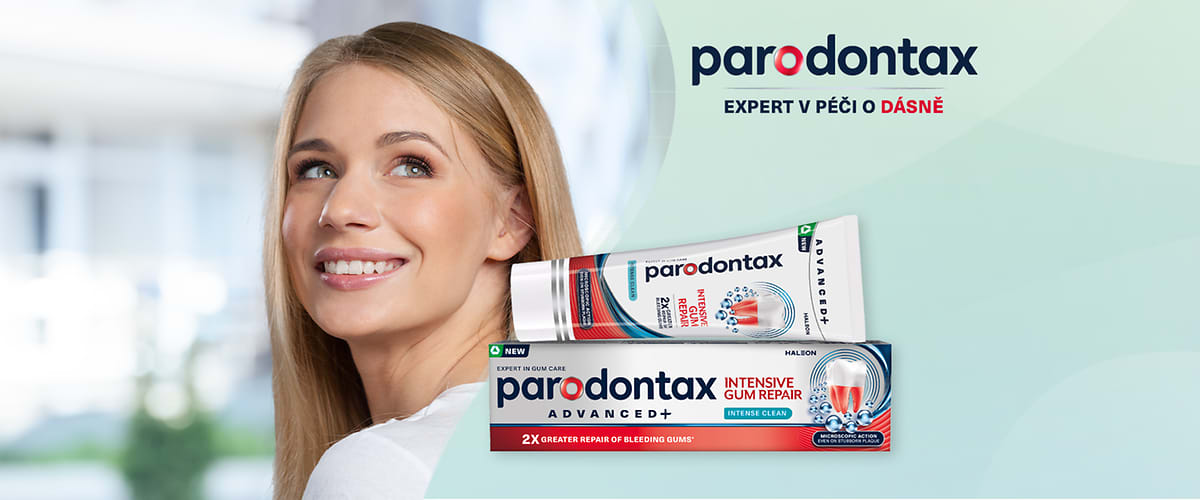 Usměvavá žena nalevo a vpravo tuby zubní pasty Parodontax s logem a textem o péči o dásně