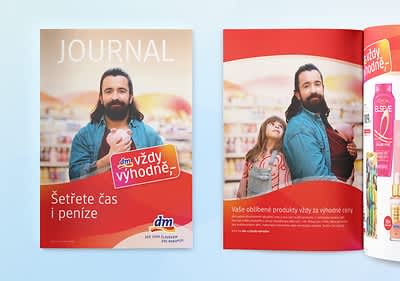 Časopis dm s reklamou na úsporu času a peněz, rozmazaná tvář muže a dítěte v obchodě.