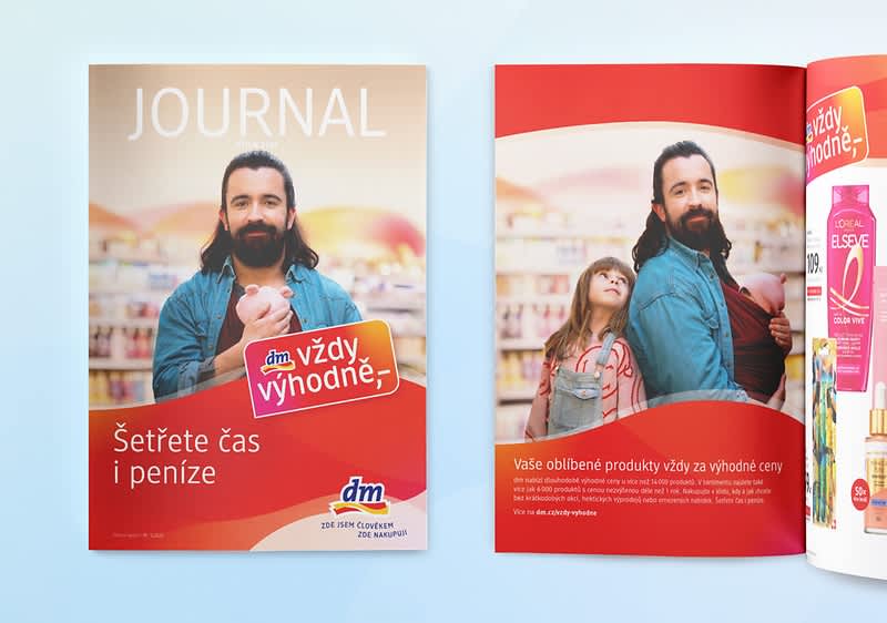 Časopis dm s reklamou na úsporu času a peněz, rozmazaná tvář muže a dítěte v obchodě.