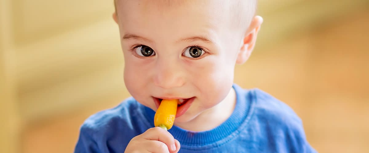 Dítě jí svačinku