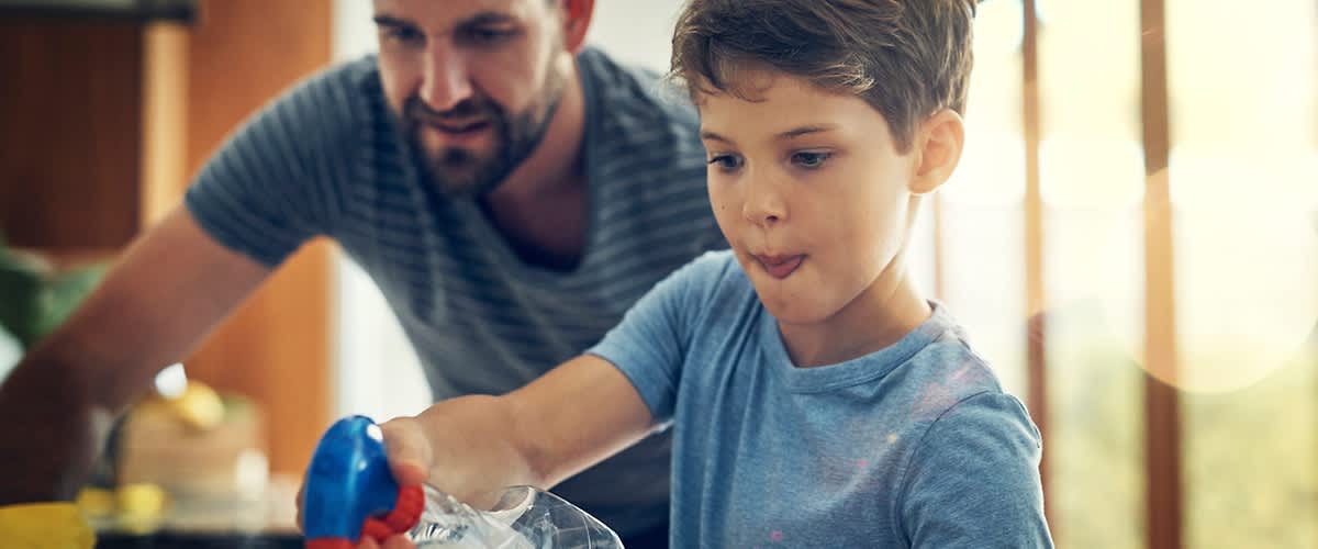 Syn a otec při úklidu