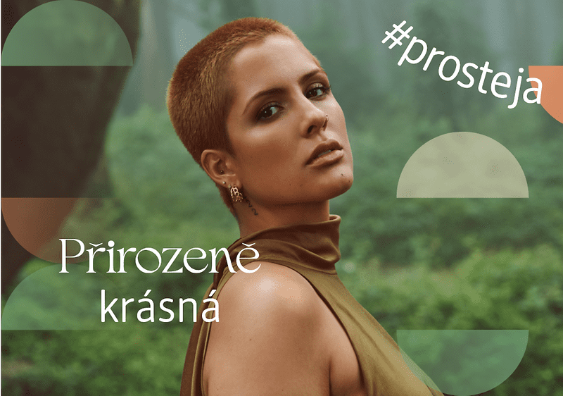 Žena s krátkými vlasy v přírodě, text Přirozeně krásná a hashtag #prosteja