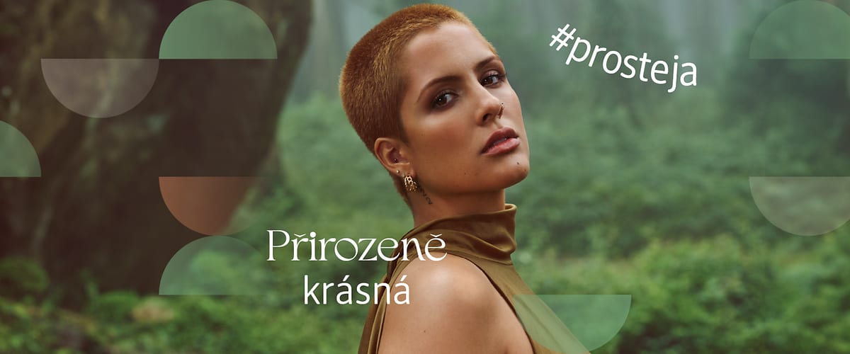 Žena s krátkými vlasy v přírodě, text Přirozeně krásná a hashtag #prosteja