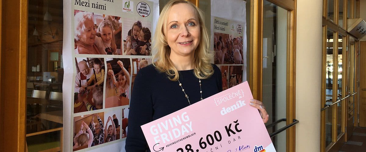 Darovací šek převzala mezi prvními ředitelka domova seniorů v Prachaticích Hana Vojtová