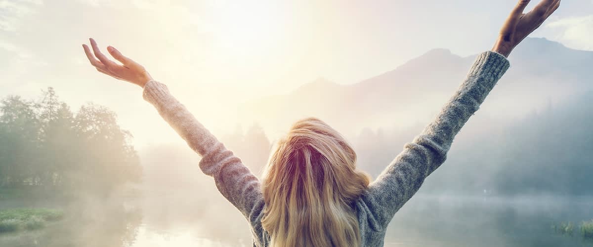 Žena s rozpaženýma rukama
