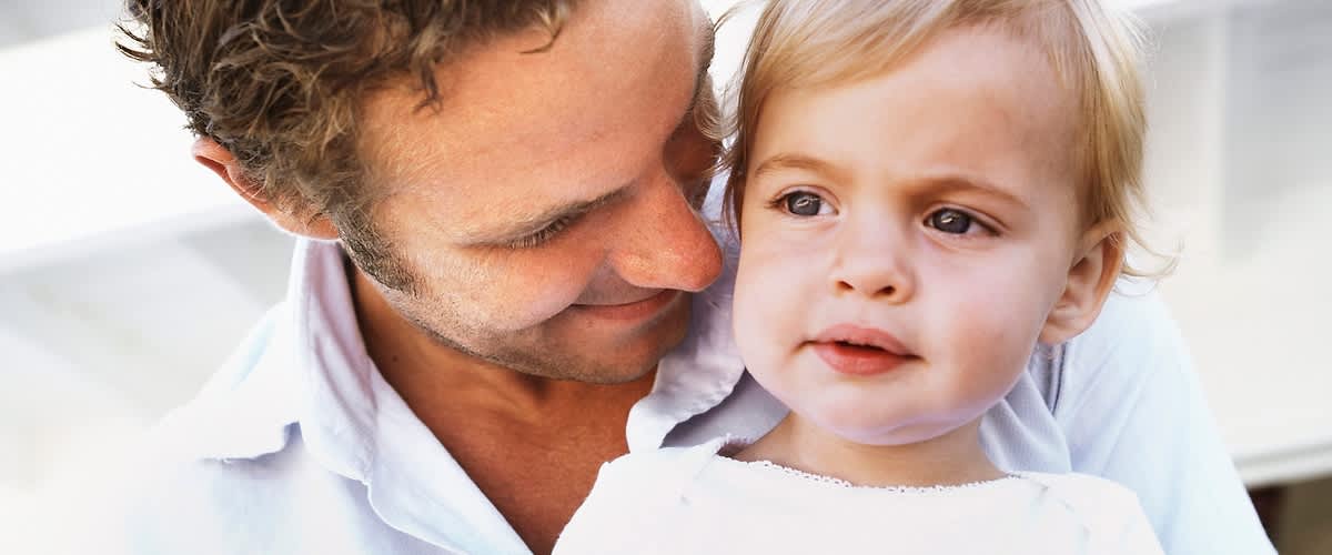 Muž a dítě v bílém oblečení