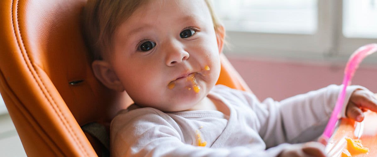 Dítě v oranžové sedačce