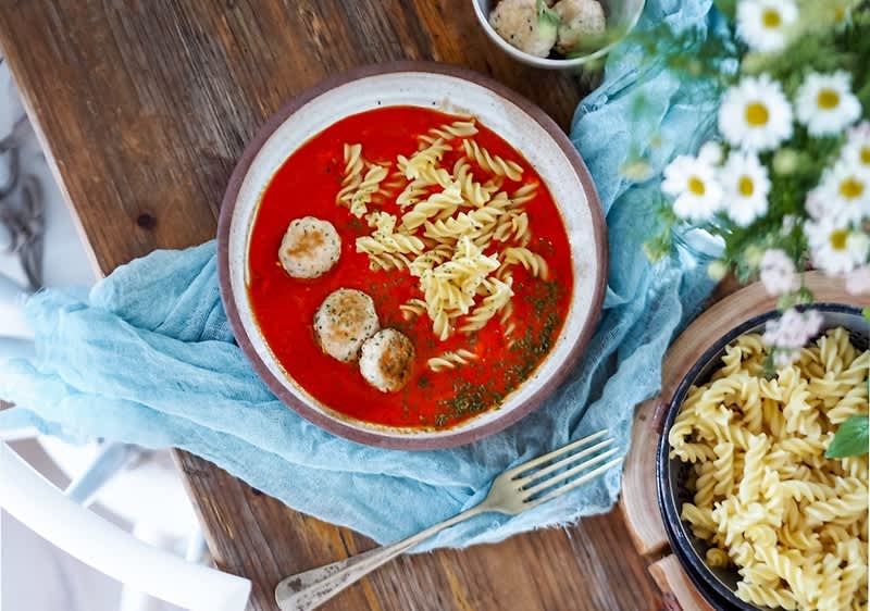 Těstoviny s rajčatovou omáčkou a masovými kuličkami