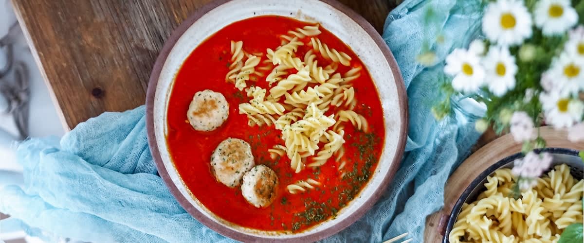 Těstoviny s rajčatovou omáčkou a masovými kuličkami