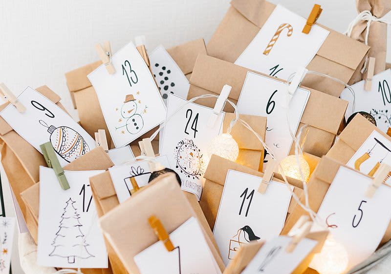 Adventní kalendář s papírovými sáčky a kartičkami s čísly a vánočními motivy
