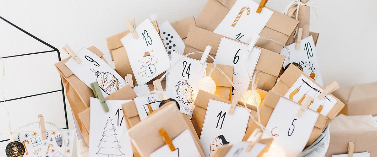 Adventní kalendář s papírovými sáčky a kartičkami s čísly a vánočními motivy