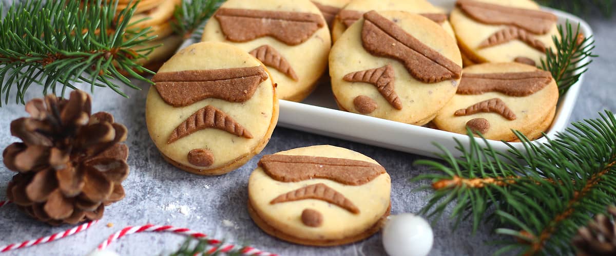 Sušenky s motivem stormtroopera, šišky a větvičky jehličnanů na stole