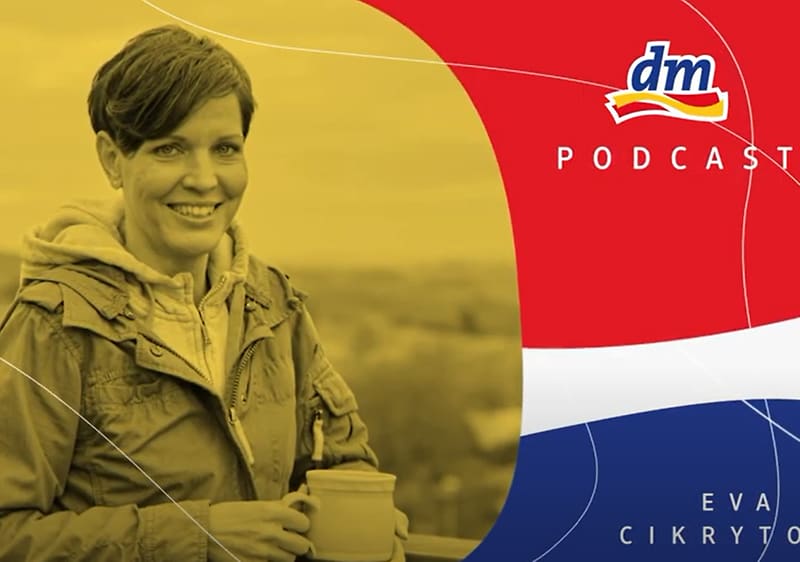 Osoba s hrnkem, logo dm, text podcast, jméno Eva Cikrytová