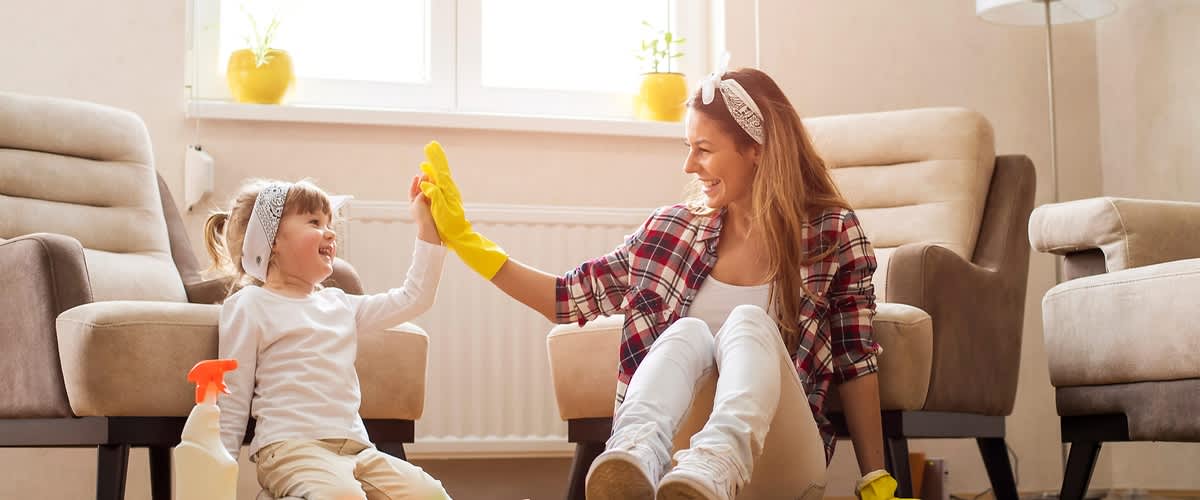 Žena a dítě uklízejí