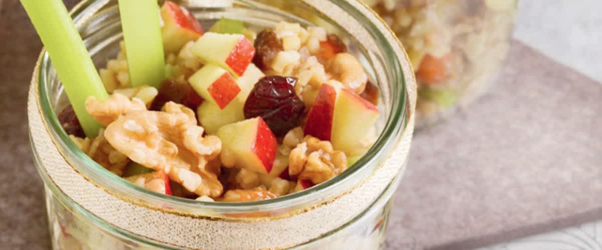 Salát v sklenici s jablky, ořechy, rozinkami a celerem