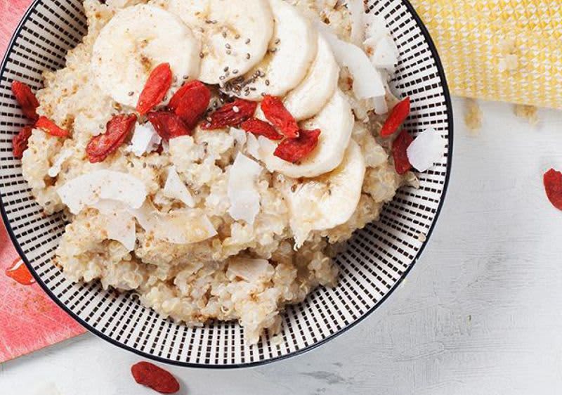 Miska ovesné kaše s plátky banánu, kokosovými lupínky a goji.