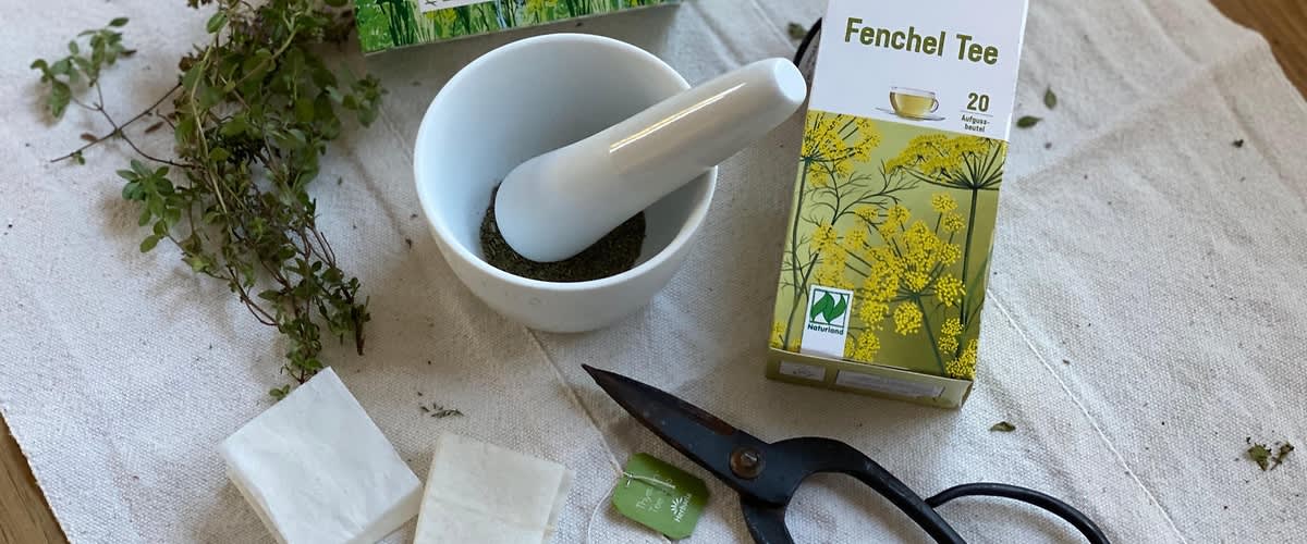 Bylinky, hmoždíř, krabičky čajů, nůžky na látce