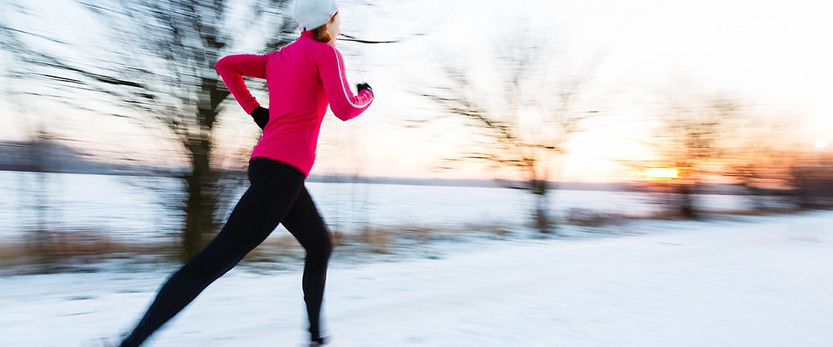 Žena běží v zimním prostředí
