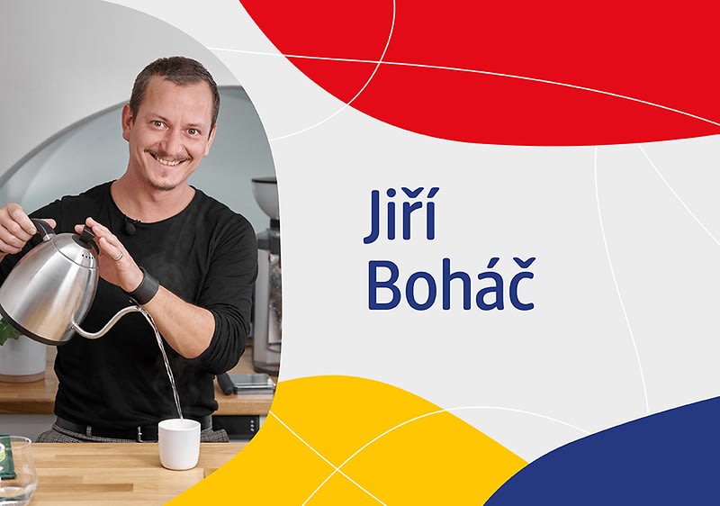 Muž nalévá vodu do hrnku, vedle text Jiří Boháč na barevném pozadí.