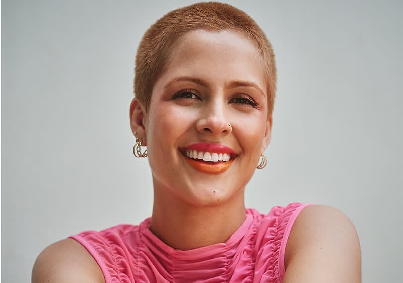 Žena s krátkými vlasy v růžovém oblečení