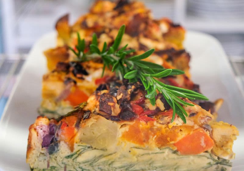 Zeleninový quiche s rozmarýnem na talíři