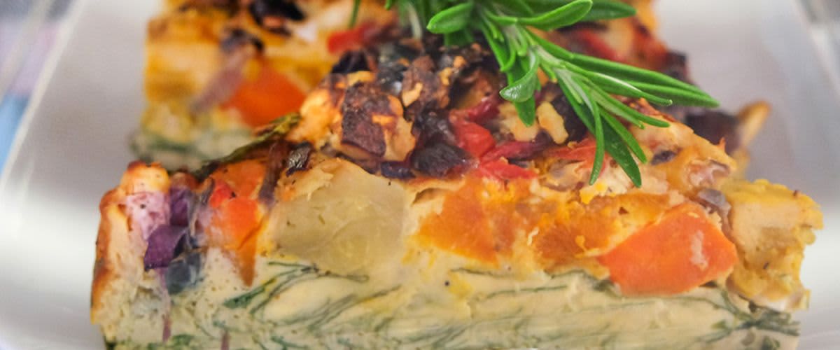 Zeleninový quiche s rozmarýnem na talíři