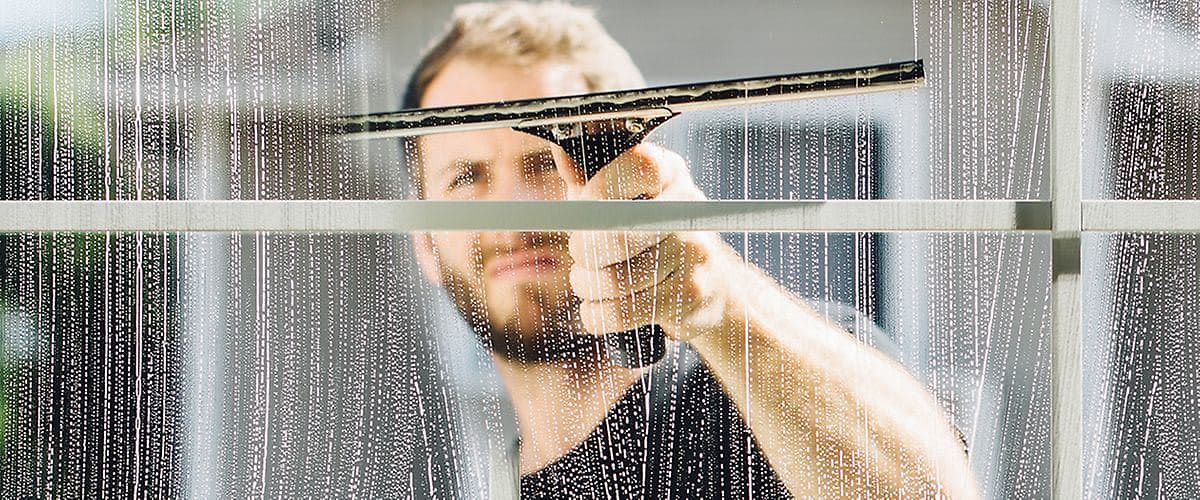 Mytí okna pomocí stěrky