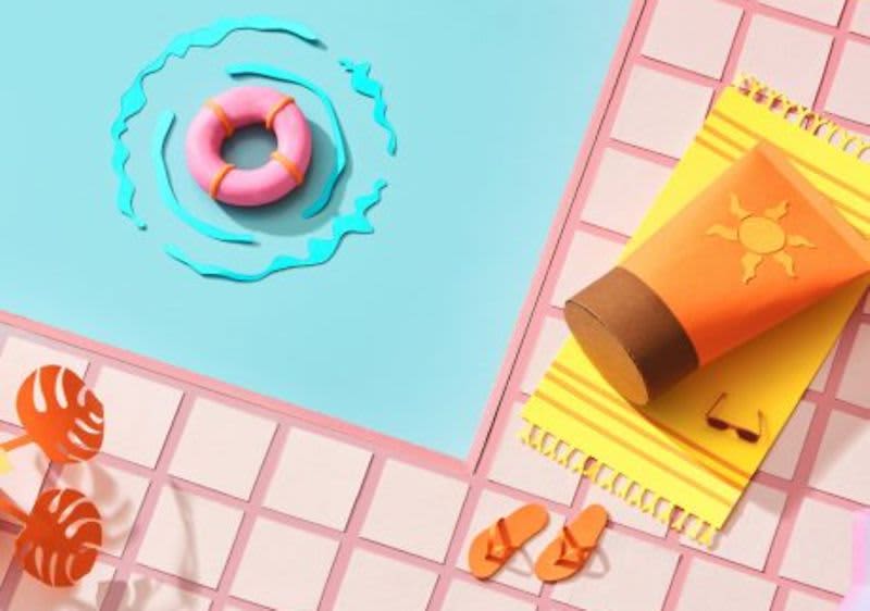 Bazén, žlutý ručník, opalovací krém, sluneční brýle a oranžové žabky