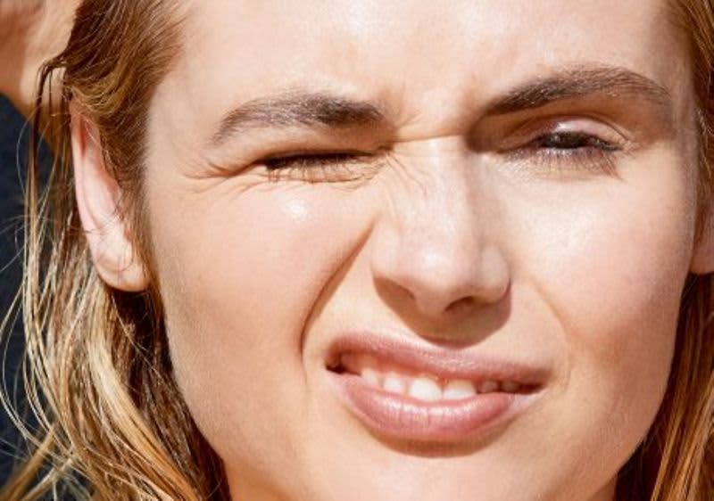 Žena s hnědými vlasy.