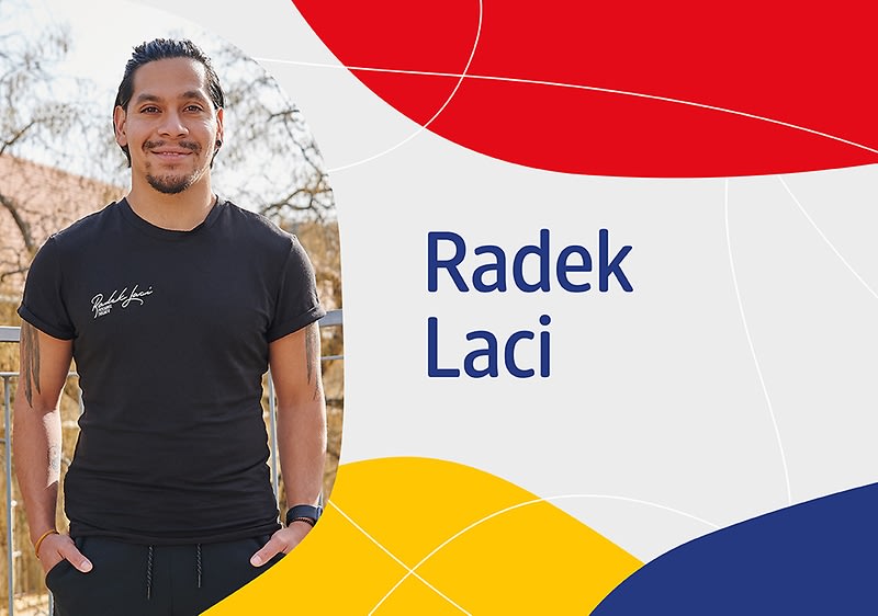 Muž v černém tričku, jméno Radek Laci na barevném pozadí