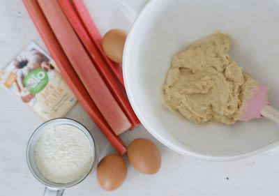 Ingredience na pečení: rebarbora, vejce, mouka, prášek do pečiva, těsto v míse