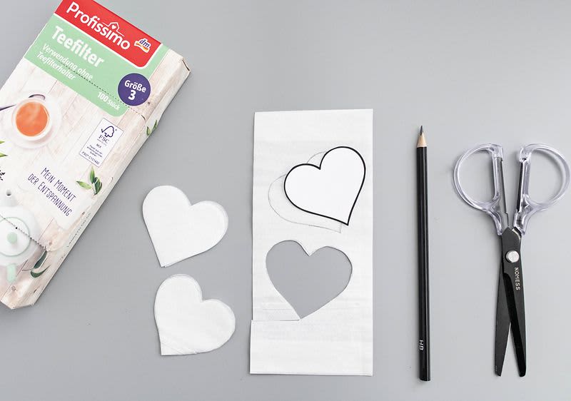Teefilter, Schere, Bleistift, Papier